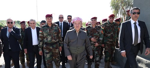 سەرۆک بارزانی لە سەنگەرەکانی پێشمەرگە ١.JPG